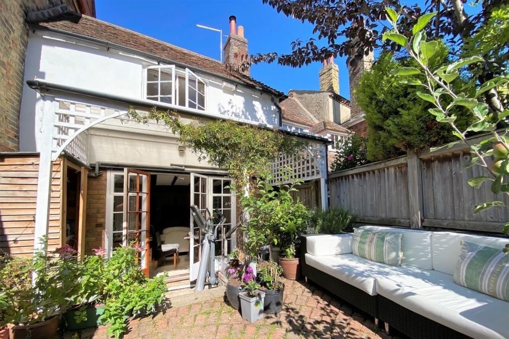 Lot: 65 - WELL-PRESENTED TWO-BEDROOM HOUSE - Garden with veranda